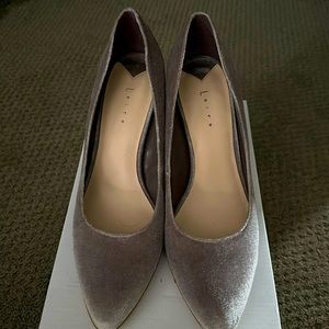 Velvet lavender/taupe pump